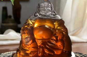 Boeddha Karaf - Tafeldecoratie - Origineel Cadeau - 1L - Incl. Houten Plaat - Transparant Glas - Decanter