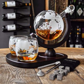 Globe Whiskey Decanter Deluxe - Luxe Uitvoering - Geleverd met een Groot Plateau - 0.9L - Incl. 2 Whiskey Glazen