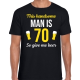 Verjaardag cadeau t-shirt 70 jaar – this handsome man is 70 give beer zwart voor heren