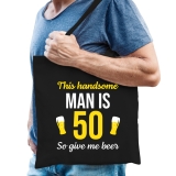 Verjaardag cadeau tas 50 jaar – this handsome man is 50 give beer zwart voor heren