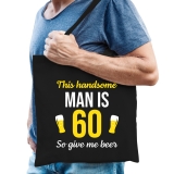 Verjaardag cadeau tas 60 jaar – this handsome man is 60 give beer zwart voor heren