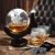 Globe Whiskey Decanter – Standaard Versie – 0.9L – Incl. 2 Whiskey Glazen, Whiskey Stones en Luxe Kist – Whiskey Karaf